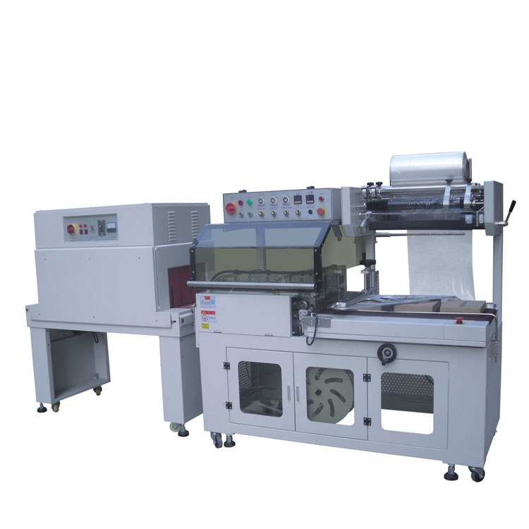 全自動(dòng)L型封切熱收縮包裝機(jī)是熱縮包裝機(jī)中的組合型機(jī)械，是一款實(shí)用性很高，價(jià)格也比較容易接受的高端包裝機(jī)械設(shè)備，自動(dòng)L型封切機(jī)和自動(dòng)熱縮爐搭配使用，通過(guò)封切機(jī)將產(chǎn)品包裹好，通過(guò)熱縮爐的高溫，將熱縮膜緊緊包裹產(chǎn)品，達(dá)到美觀、保護(hù)產(chǎn)品的效果，這樣的組合包裝是市場(chǎng)比較先進(jìn)的包裝方式，今天小編就給大家介紹一下有關(guān)全自動(dòng)L型封切熱收縮包裝機(jī)的優(yōu)點(diǎn)。   